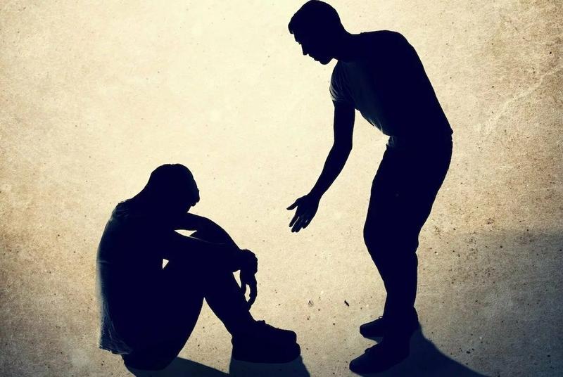 человек употребляет наркотики