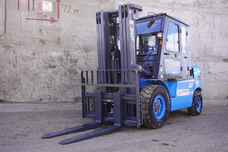 Бензиновый вилочный погрузчик TRF